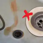 Ātri un bez ķimikālijām: kā neatgriezeniski noņemt rūsas traipus no vannas Ātri un bez ķimikālijām: kā neatgriezeniski noņemt rūsas traipus no