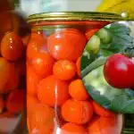 Bērnības garša: recepte tomātiem ziemai ar slepenu produktu