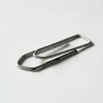 Kāpēc pieredzējuši ceļotāji savā koferī ieliek saspraudi: glābšanas līdzekli ārkārtas situācijās kapec-pieredzejusi-celotaji-sava-koferi-ieliek-saspraudi-glabsanas-lidzekli-arkartas.jpg