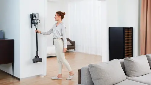 bezvadu putekļu sūcējs pie sienas