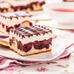 Satriecoša biezpiena kūka ar ķiršiem: kļūs par iecienītāko desertu jebkuram